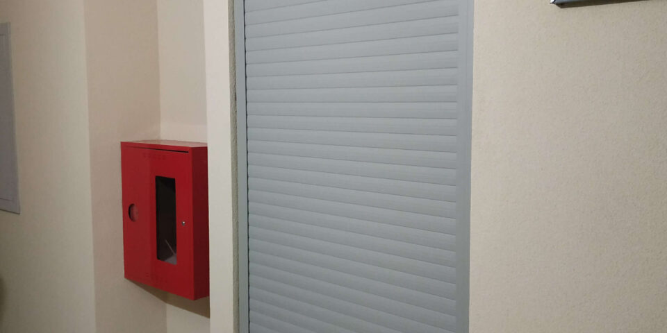 Монтаж_роллеты_цвет_серый_в_нишу_мусоропровода