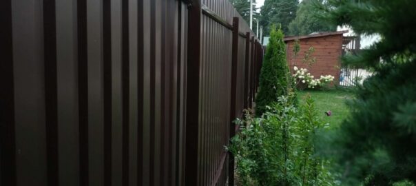 Покраска_оцинкованного_заборного_каркаса