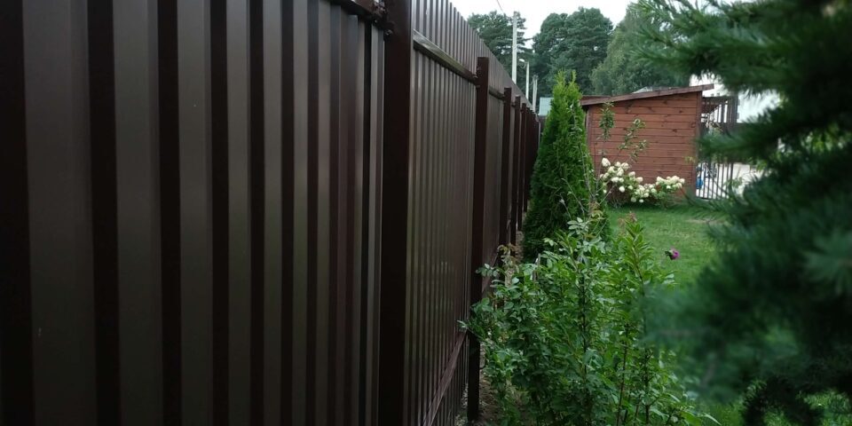 Покраска_оцинкованного_заборного_каркаса