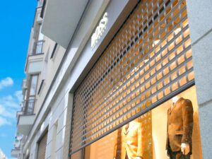 Роллета решётчатая из экструдированного профиля RHE78G с прозрачными вставками