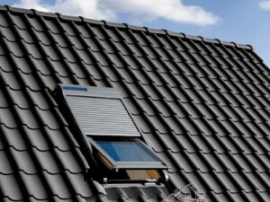 Деревянные мансардные окна среднеповоротные FAKRO