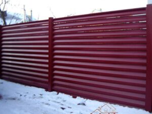 Забор жалюзи (цвет 3005/3005глян) цена на 2022 год за 1м2 (секция, без столбов)