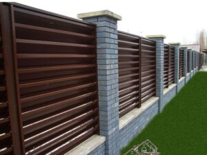 Забор жалюзи (цвет 8017/8017глян) цена на 2022 год за 1м2 (секция, без столбов)