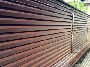 Забор жалюзи (цвет 8017/8017мат) цена на 2022 год за 1м2 (секция, без столбов)